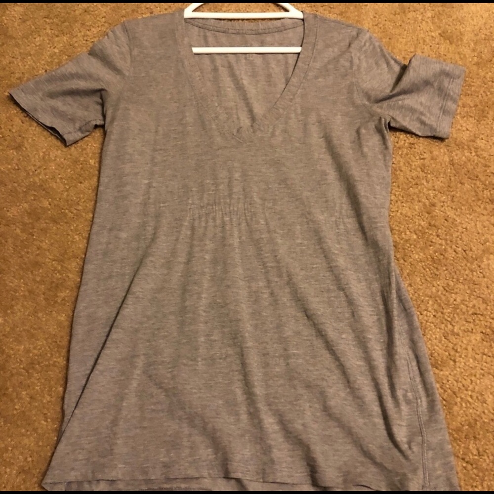 Lululemon love tee v neck size 6!